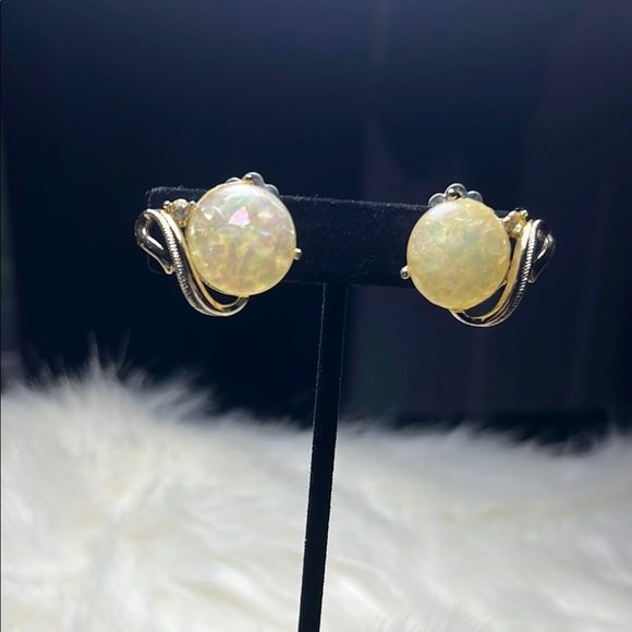 Coro Vintage Opal Clip On Earrings in Gold Setting - Picture 1 of 3